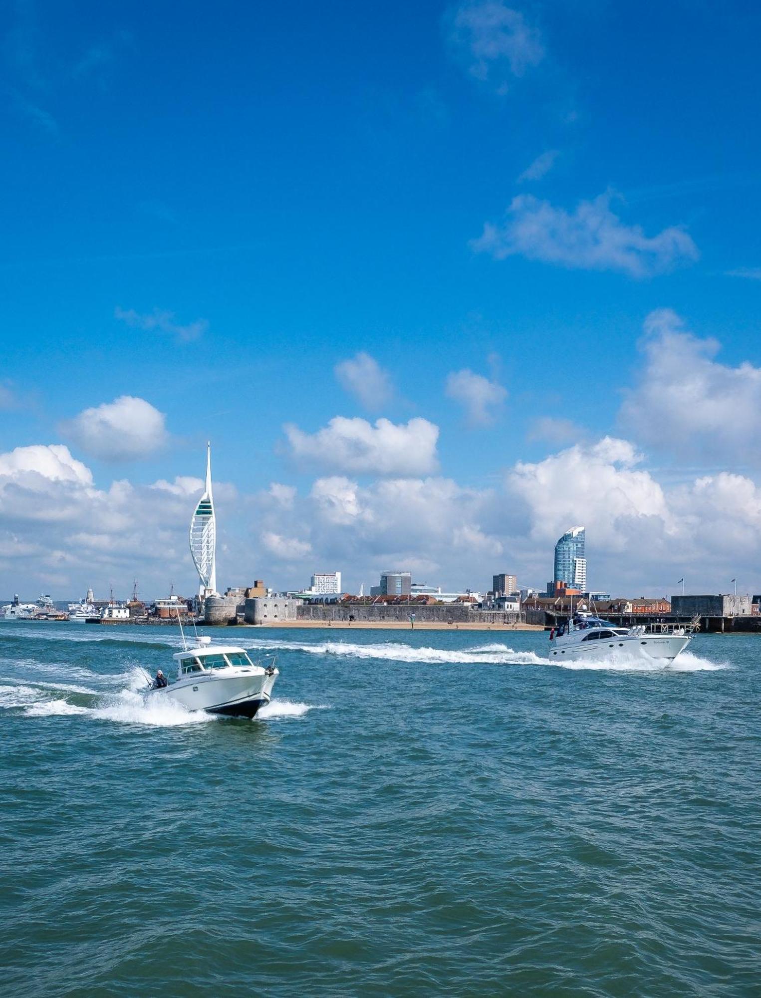Coastal Terrace Retreat- 2 Bedrooms, Free Parking Portsmouth