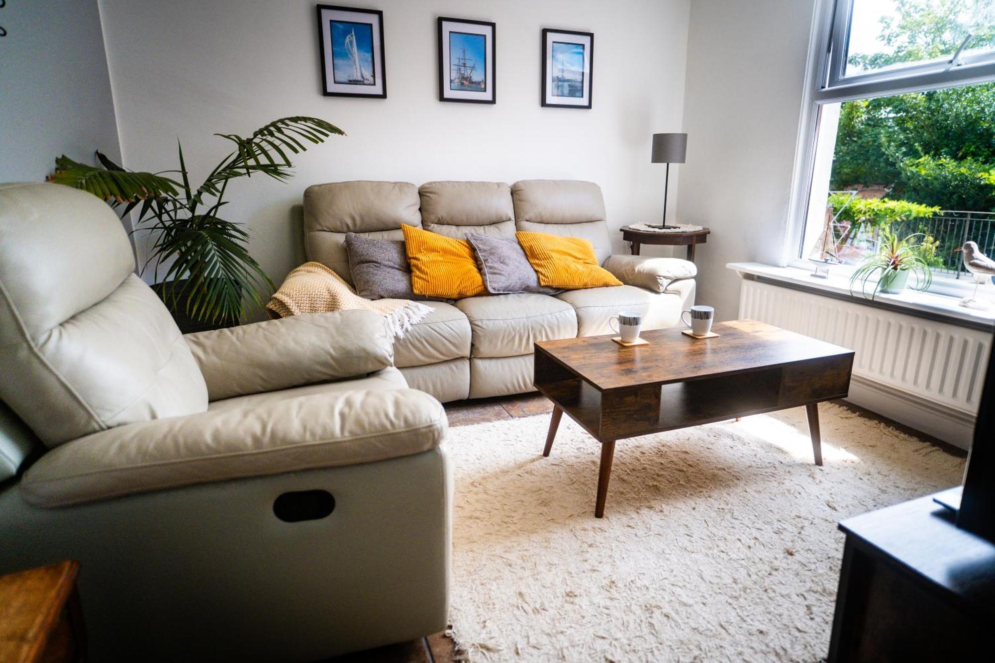 Coastal Terrace Retreat- 2 Bedrooms, Free Parking Portsmouth