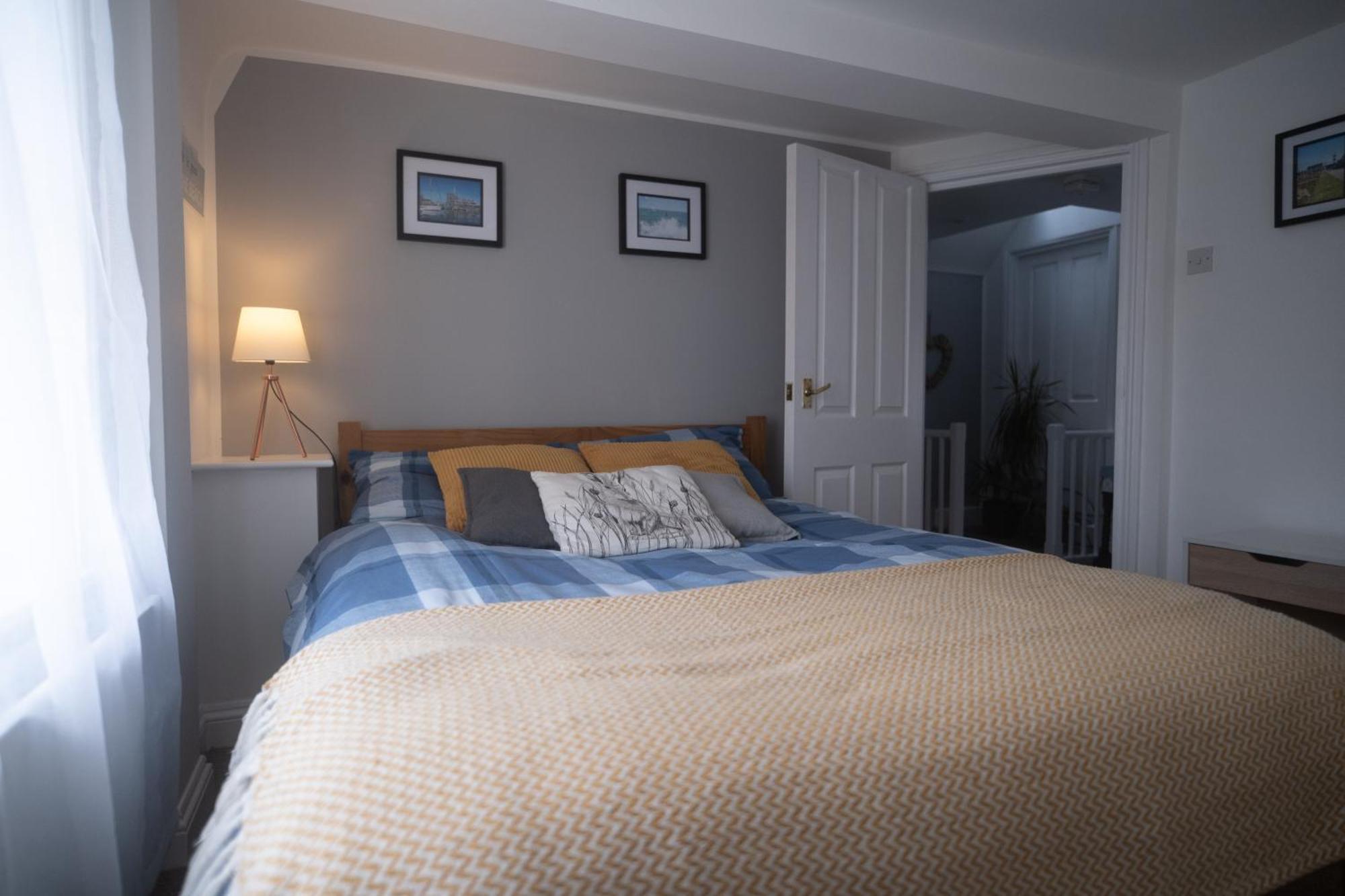 Coastal Terrace Retreat- 2 Bedrooms, Free Parking Apartment *