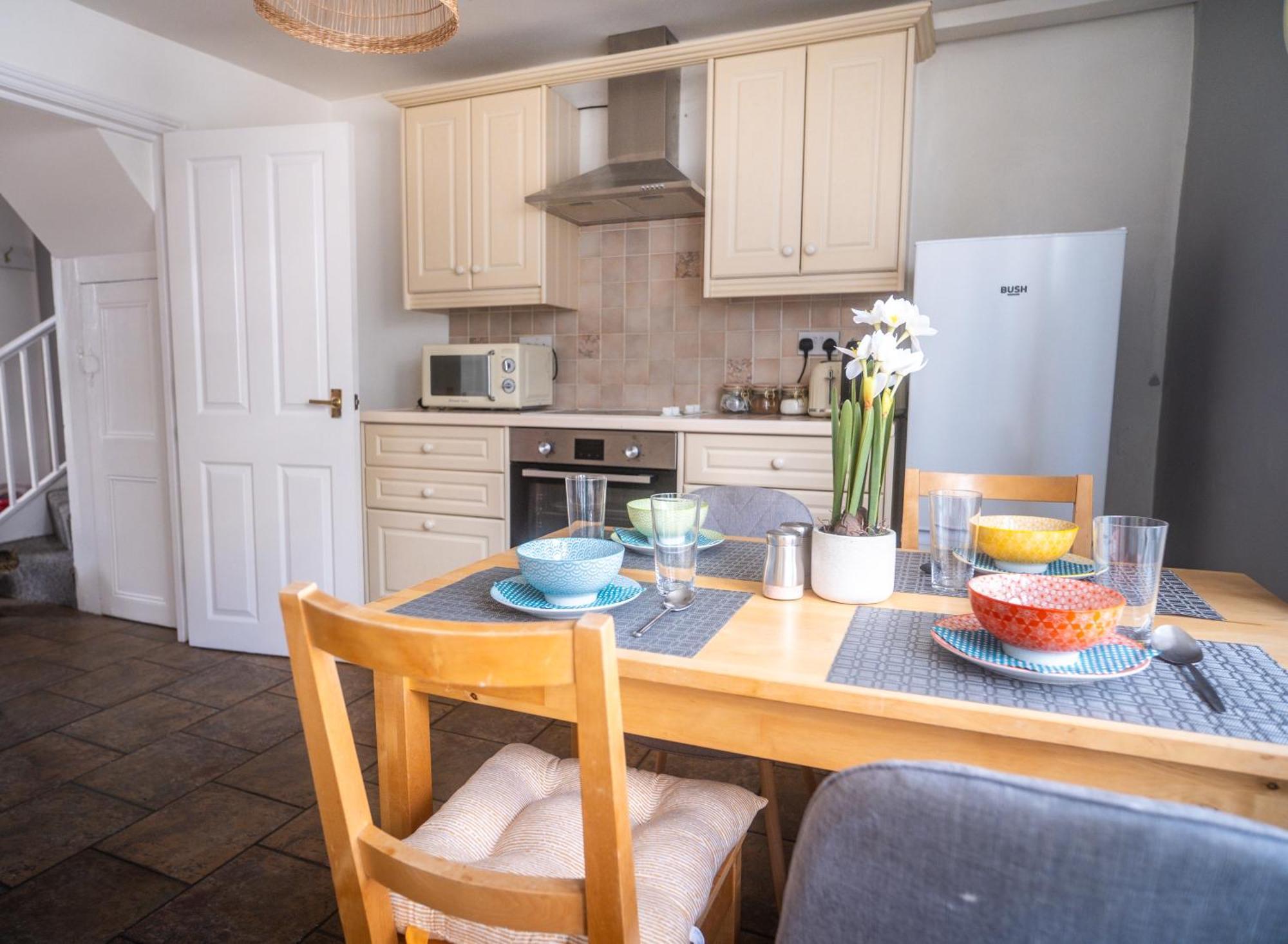 Coastal Terrace Retreat- 2 Bedrooms, Free Parking Apartment *